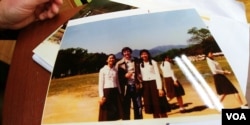 브루스 헤이덕씨가 45년 전 봉사활동 당시 신광여고 학생들과 찍은 사진을 보여주고 있다.