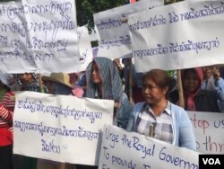 ក្រុម​កម្មករ​លើក​បដា​ទាមទារ​ឲ្យ​បញ្ឈប់ការ​រើស​អើង​សហជីព​ និង​ការ​ផ្តល់​ប្រាក់​ឈ្នួល​អប្ប​បរមា​នៅ​គ្រប់​វិស័យ​ នា​ពិធីជួបជុំ​ប្រារព្ធ​ទិវា​ពលកម្ម​អន្តរជាតិ​ថ្ងៃ​ទី​១​ ខែ​ឧសភា ឆ្នាំ​២០១៨​ នៅក្នុង​ទីក្រុង​ភ្នំពេញ​។ (ហ៊ុល​ រស្មី​/VOA)