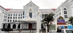 ទីស្នាក់ការ​កណ្តាល​គណបក្ស​ប្រជាជន​កម្ពុជា ក្នុង​រាជធានី​ភ្នំពេញ កាល​ពី​ថ្ងៃ​ទី១២ ខែ​ធ្នូ ឆ្នាំ​២០២១។ (ណឹម សុភ័ក្រ្តបញ្ញា/វីអូអេ)