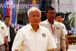 រូប​ឯកសារ៖ សម្ដេច​ក្រុម​ព្រះ​នរោត្តម រណឫទ្ធិ ក្រោយ​យាង​ចូលរួម​សមាជ​មួយ​របស់​គណបក្ស​រាជា​និយម​ហ៊្វុនស៊ិនប៉ិច កាល​ពី​ថ្ងៃ​ទី​១៩ ខែ​មករា ឆ្នាំ​២០១៥។ (AP)