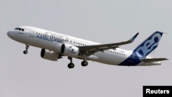 Pesawat terbaru Airbus A320neo lepas landas pada penerbangan percobaan dari bandara Toulouse-Blagnac, Perancis (foto: dok).