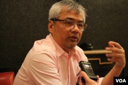 In this photo taken on May 12, 2017, Youk Chhang, executive director of the Documentation Center of Cambodia, spoke to VOA Khmer during his visit to Washington, DC. (Hong Chenda/VOA Khmer)