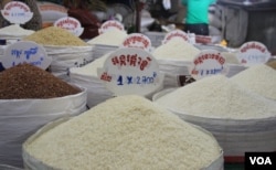 រូបឯកសារ៖ នេះជាប្រភេទអង្ករដែលបានដាក់លក់នៅតូបមួយក្នុងផ្សារអូរឬស្សី កាលពីថ្ងៃទី៣០ កក្កដា ឆ្នាំ២០១៥។ (ប៉ាង ចំណាន/VOA)