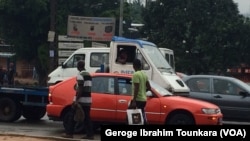 Les Abidjanais vaquent à leurs occupations avec beaucoup d'inquiétudes, à Abidjan, en Côte d'Ivoire, le 8 octobre 2017. (VOA/Georges Ibrahim Tounkara)