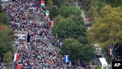 La foule rassemblée au Benjamin Franklin Parkway pour la messe papale du 27 septembre 2015