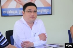 បភាព​ឯកសារ៖ លោក ខេន លូ អគ្គលេខាធិការ​របស់​តំណាង​សមាគម​រោងចក្រ​កាត់ដេរ​នៅ​កម្ពុជា​ហៅ​កាត់​ថា ​GMAC នៅ​ក្នុង​រោងចក្រ​មួយ​ក្នុង​ទីក្រុង​ភ្នំពេញ កាល​ពី​ថ្ងៃ​ទី​២៨ ខែ​កក្កដា​ ឆ្នាំ​២០១៦។ (ហ៊ាន សុជាតា/VOA)