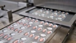 Pil COVID-19 buatan perusahaan farmasi Pfizer. (Foto: Pfizer via AP)