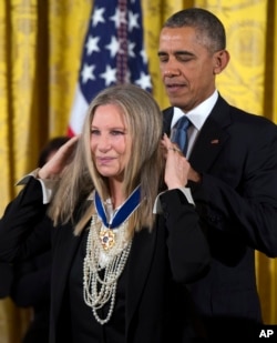 Presiden Barack Obama (kanan) menganugerahkan penghargaan "the Presidential Medal of Freedom" kepada Barbra Streisand di Gedung Putih (24/11).