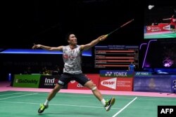 Kento Momota dari Jepang saat berlaga melawan Ka Long Angus Ng dari Hong Kong laga tunggal putra Thomas dan Uber Cup di Bangkok, Thailand, 20 Mei 2018