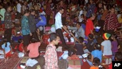 Indonesian President Joko Widodo, center, greets villagers at an evacuees' camp in Klungkung, Bali, Indonesia, Sept. 26, 2017. Warnings that a volcano on the Indonesian tourist island of Bali will erupt have sparked an exodus of nearly 100,000 people.