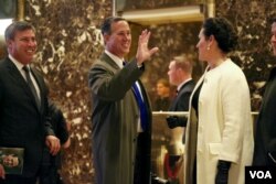 Rick Santorum, a former GOP presidential rival of Trump, smiles and waves at the press pool before heading to his meeting with the president-elect at Trump Tower in New York, Dec. 12, 2016. (R. Taylor/VOA)