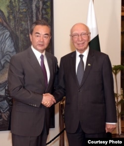 Chinese Foreign Minister Wang Yi meets with Pakistani foreign policy adviser Sartaja Aziz in Islamabad, June 24, 2017. (Pakistan Foreign Ministry photo)