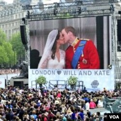 Ratusan ribu warga Inggris menyaksikan dari layar lebar di London, kedua pasangan kerajaan melakukan 'ciuman pertama' setelah menikah (29/4).