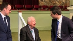 Bivši demokratski predsednički kandidat Pit Butidžidž sa suprugom Čestenom Glezmanom, razgovara sa bivšim predsednikom Džimijem Karterom 1. marta 2020. u Plejnzu u Džordžiji.