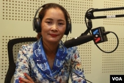លោក​ស្រី​ យឹម ផល្លី ចៅ​សង្កាត់​រង​ទីមួយ​នៃ​សង្កាត់​គោកចក ខេត្ត​សៀមរាប​ ដែល​បាន​ខិតខំ​ពន្យល់​ដល់​ពលរដ្ឋ​ក្នុង​មូលដ្ឋាន​របស់​លោក​ស្រី​ឱ្យ​យល់​ដឹង​ពី​គ្រោះថ្នាក់​នៃ​ការ​ធ្វើ​ចំណាកស្រុក ចូលរួម​ជា​វាលគ្មីន​ក្នុង​កម្មវិធី Hello VOA កាលពី​ថ្ងៃ​ព្រហស្បតិ៍ ទី២៥ ខែកុម្ភៈ ឆ្នាំ២០១៦ ។ (លឹម សុធី/VOA)