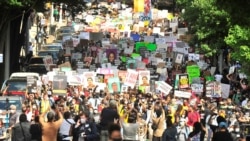 Demonstranti na protestu zbog rasne nejednakosti i ubistva Brooksa u Atlanti 15. juna 2020.