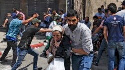 Warga sipil Palestina dievakuasi dari sebuah gedung di Gaza City yang menjadi sasaran serangan udara Israel (11/5).