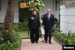 Pemimpin Korea Utara Kim Jong Un dan Presiden Donald Trump berbincang di taman Hotel Metropole di sela KTT AS-Korea Utara ke-2 di Hanoi, Vietnam, 28 Februari 2019.