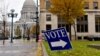 Un panneau dirige les électeurs vers un bureau de vote dans le Wisconsin le 6 novembre 2018.