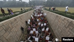 Perempuan demonstran menghadiri upacara doa bersama untuk korban pemerkosaan setelah melakukan protes yang dipimpin Kepala Menteri New Delhi Sheila Dikshit (2/1). (Foto: Reuters)