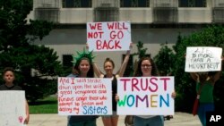 Para pendukung hak aborsi melakukan protes di Gedung Kongres Louisiana ketika para anggota kongres negara bagian tersebut merumuskan aturan yang melarang aborsi. Aksi protes digelar di Baton Rouge, Louisiana, pada 21 Mei 2019. (Foto: AP/Melinda Deslatte)