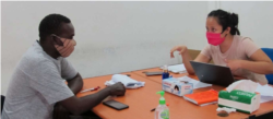 Seorang pengungsi sedang berkonsultasi dengan pendamping terkait COVID-19. (Sumber: UNHCR Indonesia)