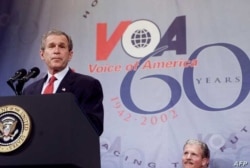 Prezident Bush "Amerika Ovozi"da, Vashington, 2002