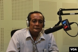 ឯកសារ​៖ លោក​បណ្ឌិត មាស នី អ្នកស្រាវជ្រាវ​ខាង​ការអភិវឌ្ឍ​សង្គម នៅក្នុង​បន្ទប់​ផ្សាយ​របស់ VOA នៅ​រាជធានី​ភ្នំពេញ ក្នុង​ពេល​លោក​ចូលរួម​ជា​វាគ្មិន​ក្នុង​កម្មវិធី Hello VOA នៅ​ថ្ងៃច័ន្ទ ទី២៩ ខែសីហា ឆ្នាំ២០១៦។ (លីម សុធី/VOA)