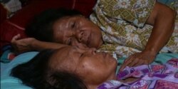 Kaminah dan Kusdalini bercerita mengingat masa lalu, tertawa dan menangis bersama. (Foto courtesy: Fanny Chotimah)