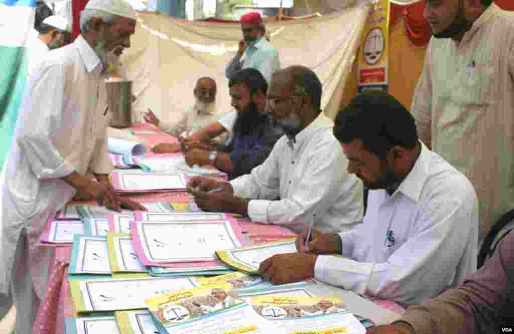  ووٹرز کی رہنمائی کے لئے جماعت اسلامی کے رضاکار مصروف عمل 