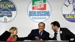 Dari kiri: Giorgia Meloni (Brother's of Italy's), Silvio Berlusconi (Forza Italia) dan Matteo Salvini (The League) menghadiri acara untuk media menjelang Pemilu 4 Maret 2018 di Roma, Italia, 1 Maret 2018. (Foto: dok).