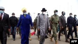 Uwahoze ari Perezida wa Nijeriya Goodluck Jonathan ku kibuga c'indege i Bamako agiye guhuza abanyemali inyuma ya kudeta.