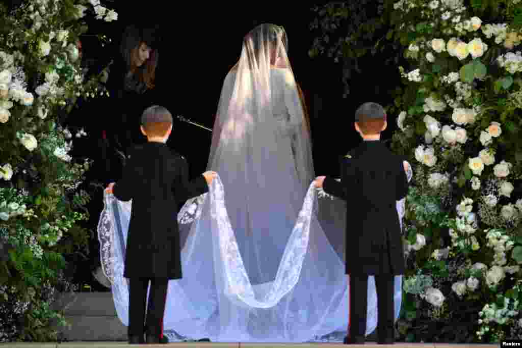 Meghan Markle'ın gelinliği ünlü Fransız modaevi Givenchy tarafından dikildi