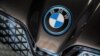 ເຄື່ອງ​ໝາຍ​ລົດ BMW ຢູ່​ລົດ​ຄັນ​ນຶ່ງ​ຂອງ​ເຂົາ​ເຈົ້າ.