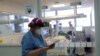 Seorang petugas medis tengah membaca data medis seorang pasien Covid-19 di sebuah ruang ICU Rumah Sakit Institut Emilio Ribas, Sao Paulo, Brazil, 17 Juni 2020. (Foto: dok).