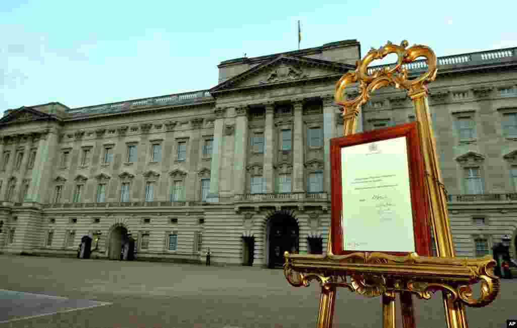 Sebuah kayu penyangga yang ditaruh di depan Istana Buckingham membawa dokumen resmi yang mengumumkan kelahiran bayi lelaki dari pasangan Duke dan Duchess of Cambridge di Rumah Sakit St Mary's (22/7). (AP/John Stillwell)