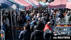 Suasana pasar di di Mollevangstorget, Malmo, Swedia, 25 April 2020. (TT News Agency/Johan Nilsson)