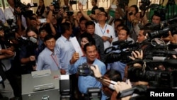 Perdana Menteri Kamboja dan Presiden Partai Rakyat Kamboja (CPP) Hun Sen bersiap untuk memberikan suaranya di sebuah tempat pemungutan suara selama pemilihan umum di Takhmao, Provinsi Kandal, Kamboja, 29 Juli 2018. 