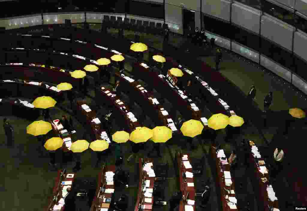 Para anggota parlemen pro-demokrasi Hong Kong yang membawa payung kuning sebagai simbol gerakan 'Occupy' melakukan 'walk-out' dari sidang parlemen di Hong Kong.