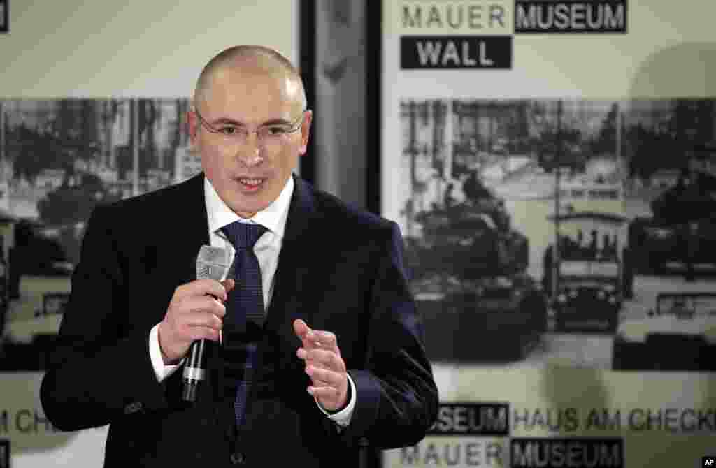 Mikhail Khodorkovsky speaks during his first news conference after his release from a Russian prison, Berlin, Germany, Dec. 22, 2013. 