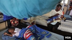Penderita malaria dirawat di rumah sakit Kenya (foto: dok). Para periset Australia menemukan sistem pertahanan alami terhadap malaria pada penduduk Kenya.