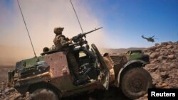 Seorang tentara Perancis tengah berjaga dengan kendaraan berlapis bajanya di lembah Terz, 60 kilometer selatan kota Tessalit, Mali Utara (Foto: dok). Barikade Militer di Timbuktu menjadi target serangan bom bunih diri, Sabtu (30/3).