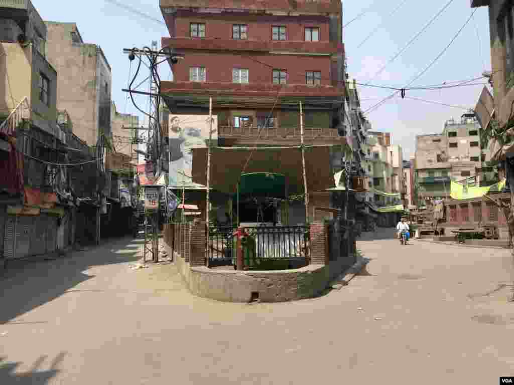اندرون لاہور میں قائم کوتوالی بازار، جہاں سے سڑک دو مختلف بازاروں کو نکل رہی ہے۔