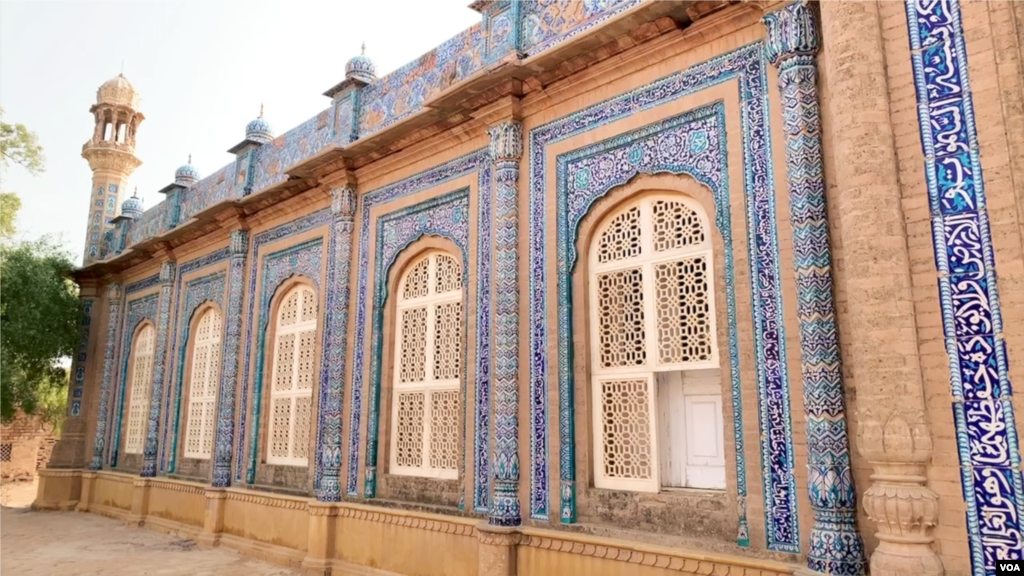 یہاں موجود کمروں پر روایتی سندھی اور جنوبی پنجاب کی پہچان سمجھے جانے والے نیلے رنگ سے خوبصورت نقش و نگار بنائے گئے ہیں۔