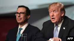 Le secrétaire au Trésor Steven Mnuchin et le président américain Donald Trump à Saint-Louis, le 14 mars 2018.