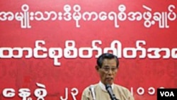 Wakil Ketua NLD, Tin Oo, menyampaikan permintaan negosiasi bagi sanksi-sanksi internasional yang selama ini diberlakukan bagi Burma.