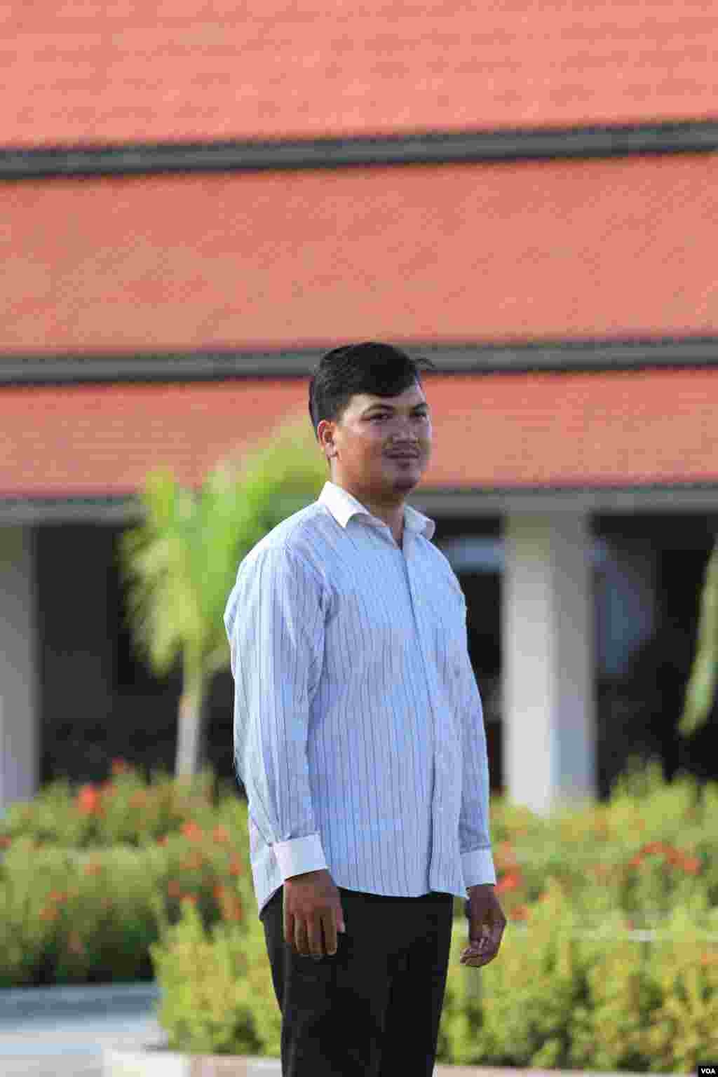 លោកសាន់ សុភក្តិ អ្នកសម្របសម្រួលសាសនា Baha'i ប្រចាំខេត្តតាកែវ បានមកចូលរួមការប្រជុំប្រចាំខែនៅខេត្តបាត់ដំបង។ លោកសកម្មក្នុងការរៀបចំគម្រោងបង្ហាត់បង្រៀនអំពីការរស់នៅប្រកបដោយសាសនា និងវិទ្យាសាស្ត្រនេះទៅកាន់ប្រជាជនដែលរស់នៅក្នុងសហគមន៍លោក។ (ហោ ស៊ិញហ៊ួរ/VOA)