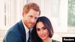 Photo officielle des fiançailles publiée par le Palais de Kensington du Prince Harry et Meghan Markle, à Frogmore House à Windsor, en Grande-Bretagne. (Crédit: Kensington Palace)