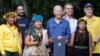 Joe Biden pozira za fotografiju nakon što je potpisao proglas kojim je 17. novembar proglašen Međunarodnim danom očuvanja, nakon obilaska Museu da Amazonia, u Manausu, Brazil, 17. novembra 2024. godine.