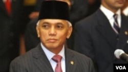 Menko Perekonomian, Hatta Rajasa: anjloknya IHSG dalam dua minggu terakhir lebih disebabkan karena kepanikan pasar global.